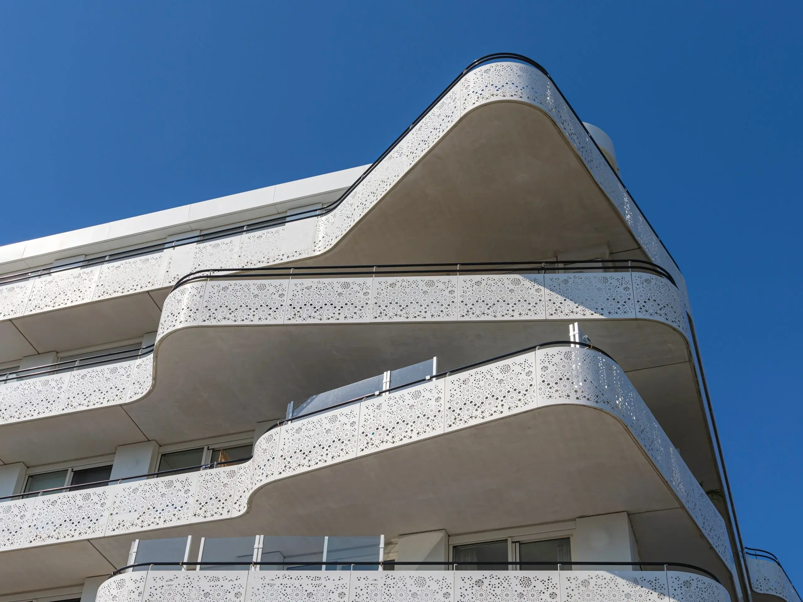 appartement-naaldwijk-warmtepomp-balkon-adlar-castra-scaled