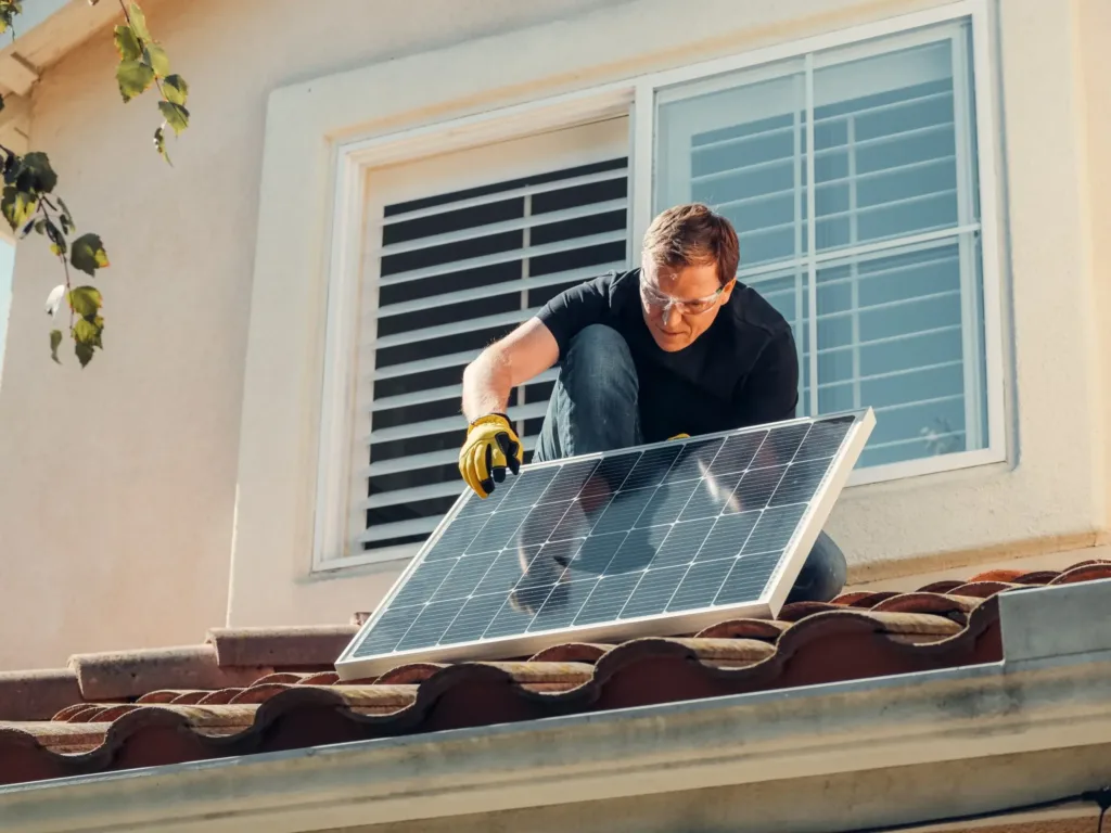 installatie-zonnepanelen-op-dak-adlar-castra-groene-energie-scaled