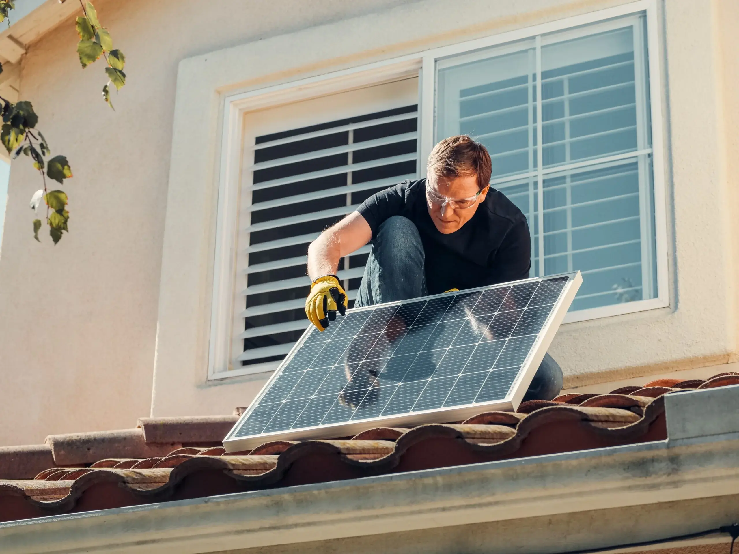 installatie-zonnepanelen-op-dak-adlar-castra-groene-energie-scaled