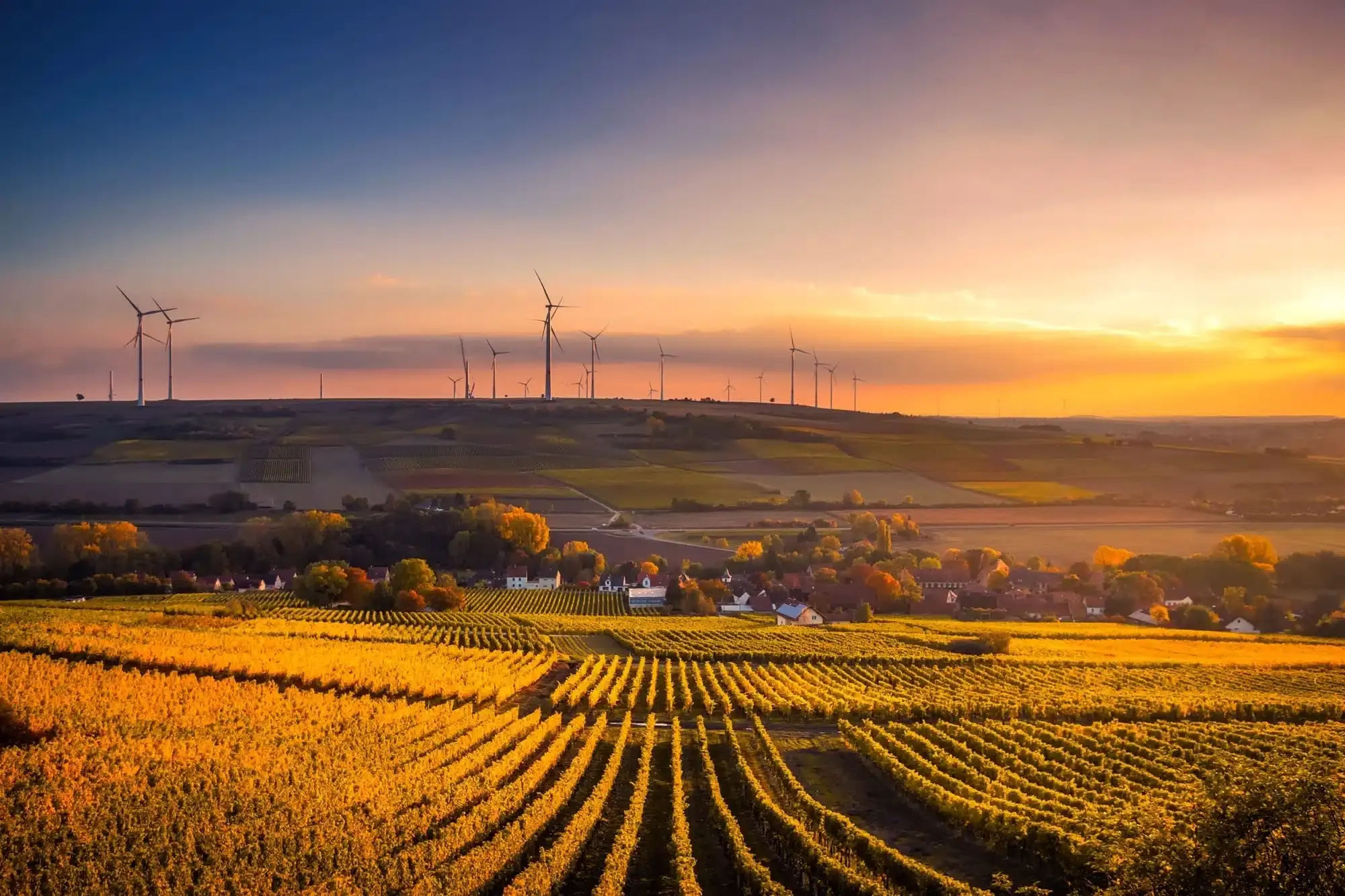 landschap-met-gele-gloed-windmolen-adlar-castra-duurzaamheid