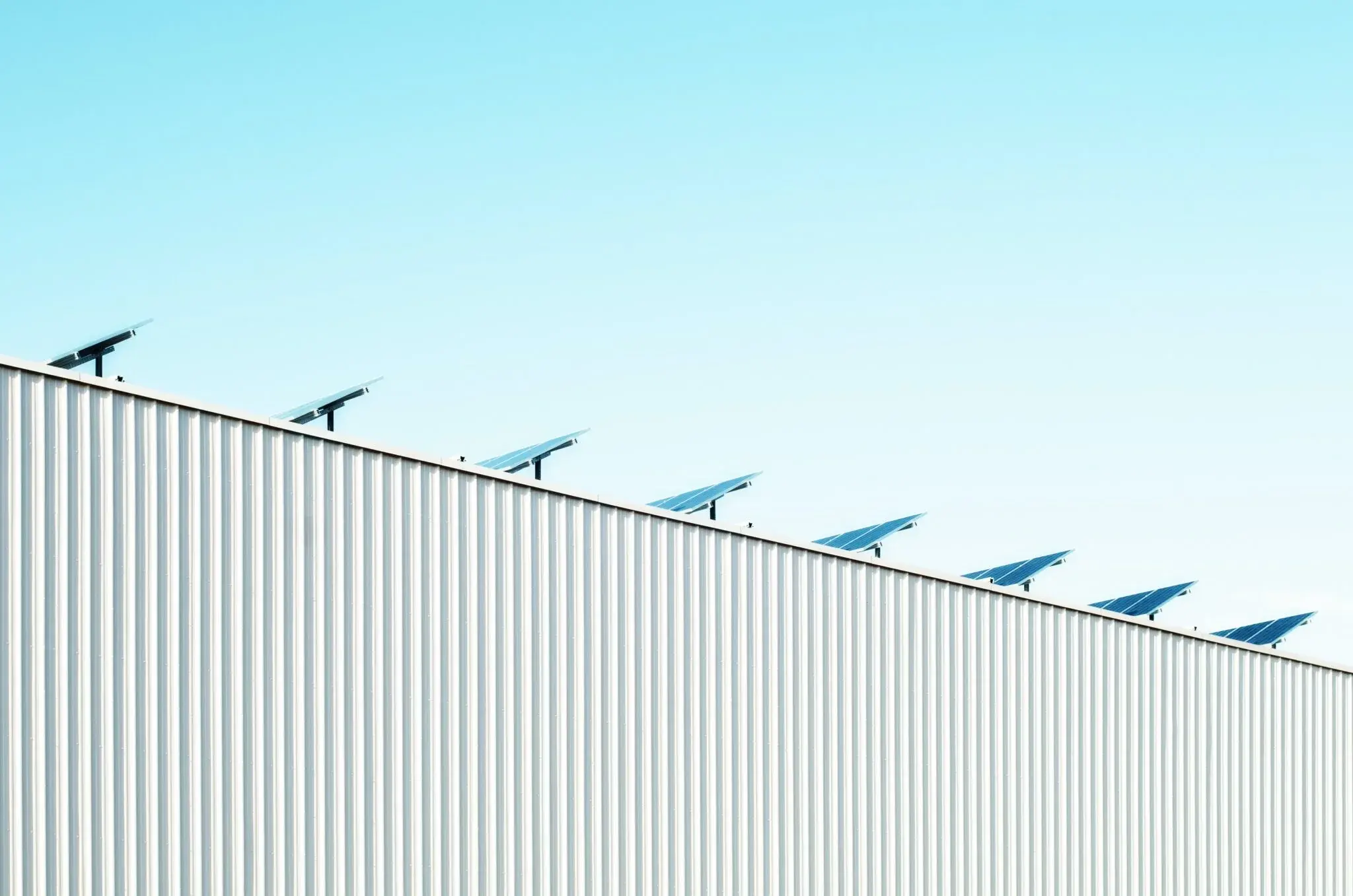 zonnepanelen-op-dak-adlar-castra-duurzaamheid-2048x1357
